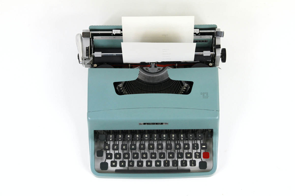 Typewriter used for copywriting content that converts readers into customers